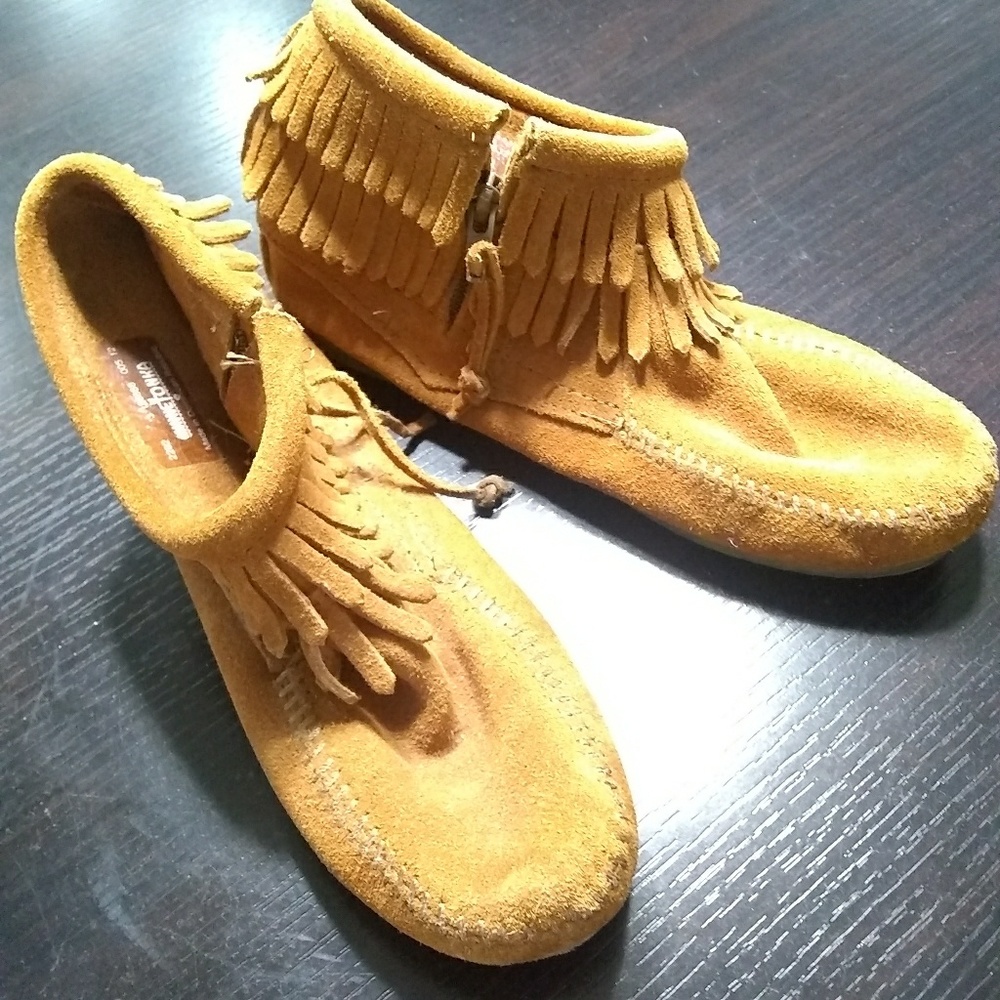 Minnetonka mocassins size 3 youth